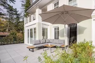 Terrasse mit Wohnlandschaft und Sonnenschirm